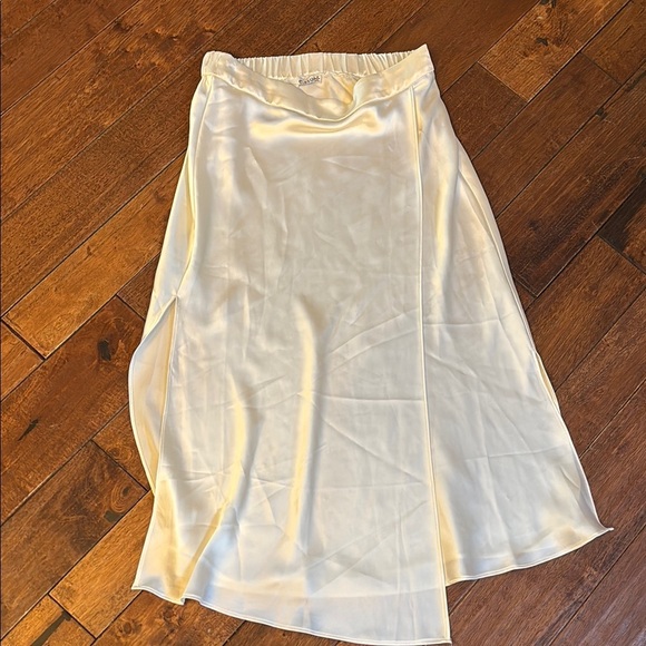 E.ssue Elegant Cream silky skirt sz med - Picture 2 of 5